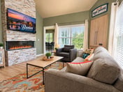 Lakefront Getaway, Marina View, Minutes to Strip
