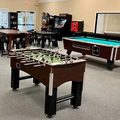 Pool, secluded but mins to strip NO stairs Fishing