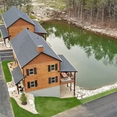 Close to pools, overlooks water, gorgeous cabin