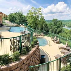 L 7-8 Beautiful views, clean, cozy and close to SDC