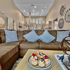 4 King Beds Penthouse Secluded yet mins to Strip