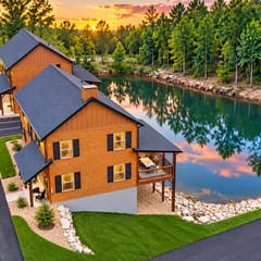 Close to pools, overlooks water, gorgeous cabin
