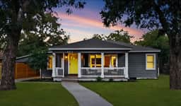 Luxury Getaway, Hot Tub Walk to Square and SWU - Image 5