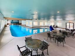 Pool, secluded but mins to strip NO stairs Fishing - Image 3