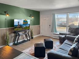 308 Walk to Convention and Landing, Pet Friendly - Image 2