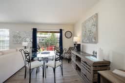 40-4 Cozy, quiet secluded close to strip & Marina - Image 3