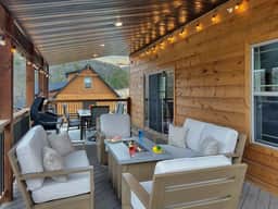 Close to pools, overlooks water, gorgeous cabin - Image 5