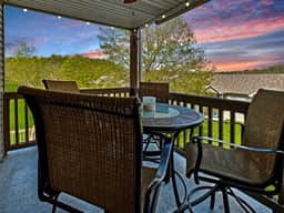 No stairs, walk to marina, secluded, mins to strip - Image 2