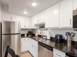 101 Clean, Walk in no stairs, close to downtown - Image 5