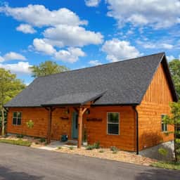3BR Luxury Cabin, pools, fishing, clean family fun - Image 4