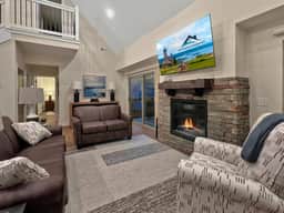 3BR Luxury Cabin, pools, fishing, clean family fun - Image 3
