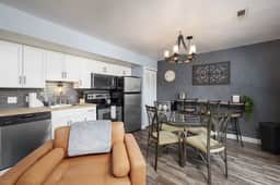 511 - Cozy, quiet secluded close to strip & Marina - Image 3