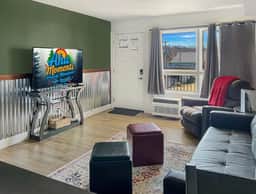 408 - Cozy, Pet friendly walk to Landing, King bed - Image 3