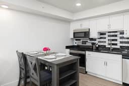 408 - Cozy, Pet friendly walk to Landing, King bed - Image 4