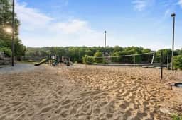 Lakeside Cabin, walk to pool, sleeps 10 - Image 2