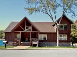Lakeside Cabin, walk to pool, sleeps 10 - Image 5