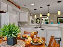 Lake view, beautiful spacious comfy - Image 2