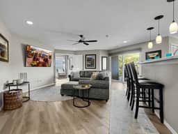 Lake view, beautiful spacious comfy - Image 3