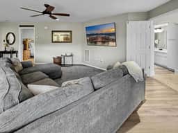 Lake view, beautiful spacious comfy - Image 5