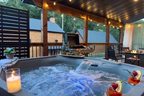 Close to Thunder Ridge, Luxury Cabin, Pools - Image 1