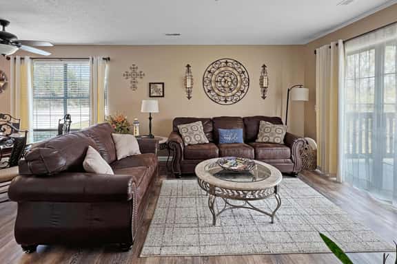 No stairs, walk to marina, secluded, mins to strip - Image 1