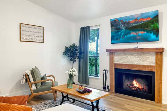 Secluded cabinesque condo resort pool, boat launch - Image 1