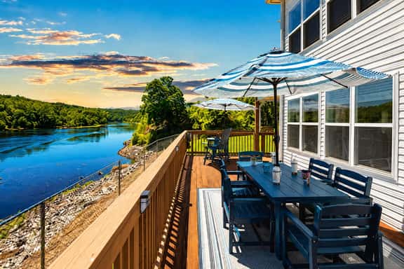 No Stairs, Lakeside, beautiful patio and yard - Image 1