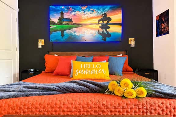 Creekside walk to downtown, landing, king bed - Image 1