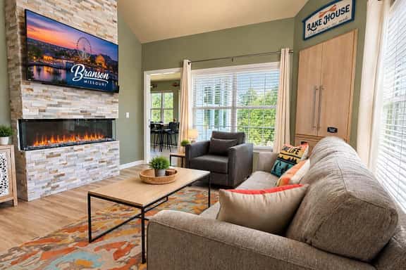 Lakefront Getaway, Marina View, Minutes to Strip - Image 1