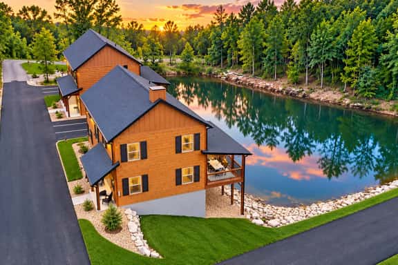 Close to pools, overlooks water, gorgeous cabin - Image 1