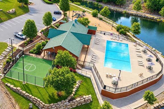 Lakeside Cabin, walk to pool, sleeps 10 - Image 1