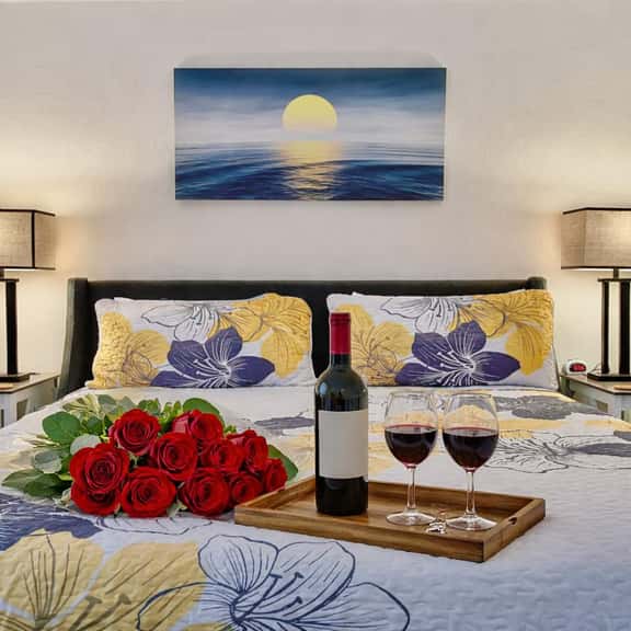 40-4 Cozy, quiet secluded close to strip & Marina - Image 1