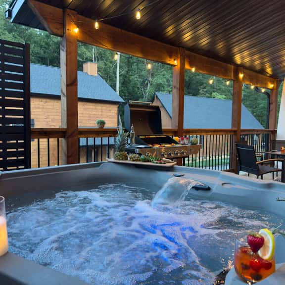 Close to Thunder Ridge, Luxury Cabin, Pools - Image 1