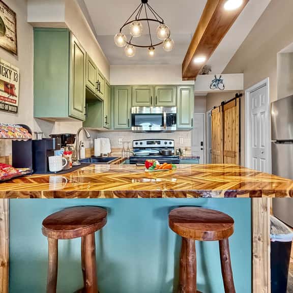 Stunning views, pool, Spacious, comfortable studio - Image 1