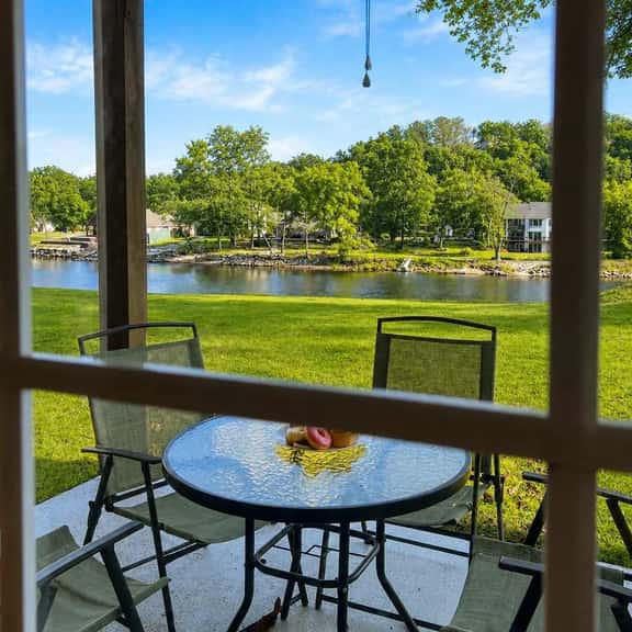 692 Walk-in Lakefront Oasis - Cozy, Calm, Scenic - Image 1