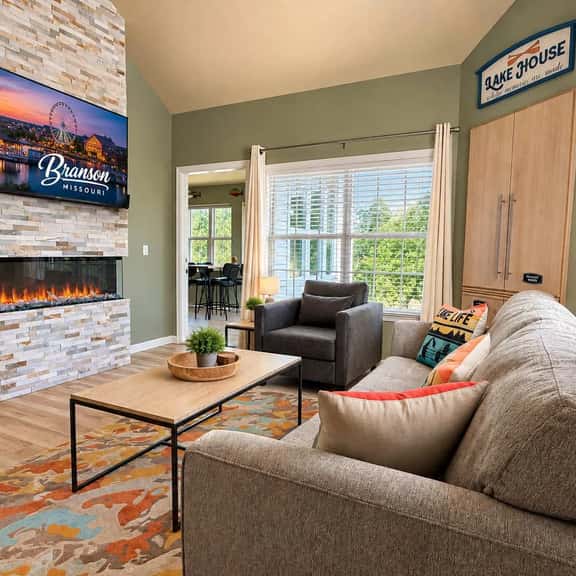 Lakefront Getaway, Marina View, Minutes to Strip - Image 1