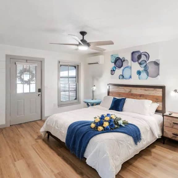 Luxury Getaway, Hot Tub Walk to Square and SWU - Image 2