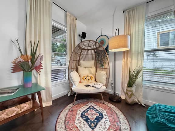 Boho Bungalow, pet friendly house walk to downtown - Image 2