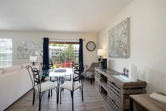 40-4 Cozy, quiet secluded close to strip & Marina - Image 3