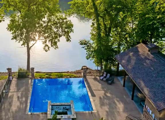 Lake Taneycomo Waterfront | Stunning Views | 3BR - Image 2