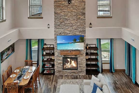 Close to pools, overlooks water, gorgeous cabin - Image 4