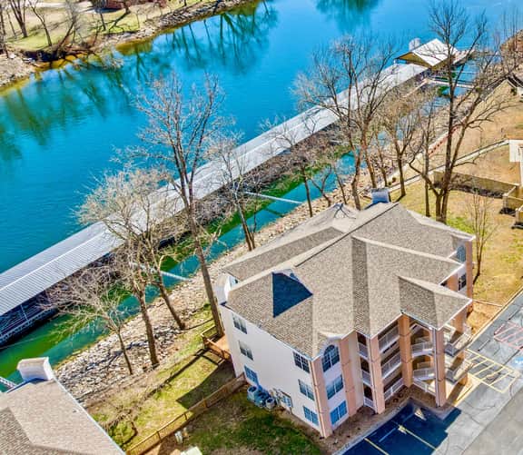 Lakefront Getaway, Marina View, Minutes to Strip - Image 5