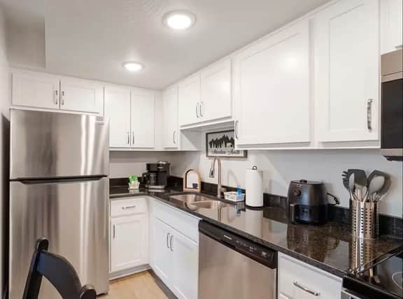 101 Clean, Walk in no stairs, close to downtown - Image 5