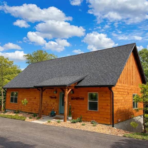 3BR Luxury Cabin, pools, fishing, clean family fun - Image 4