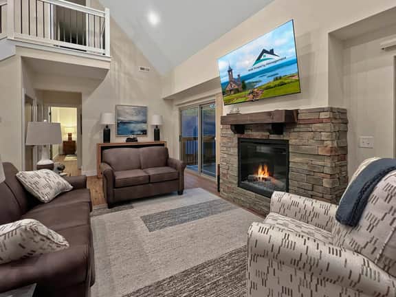 3BR Luxury Cabin, pools, fishing, clean family fun - Image 3
