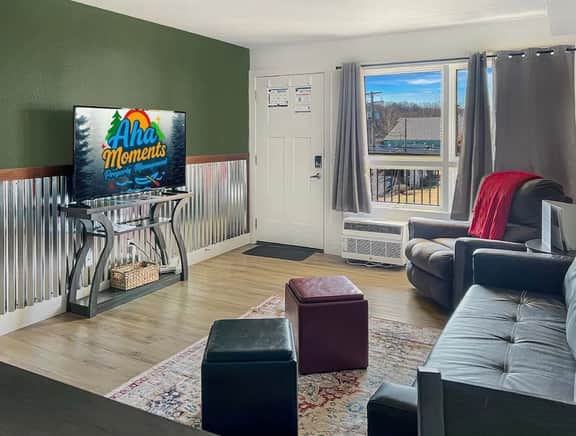 408 - Cozy, Pet friendly walk to Landing, King bed - Image 3