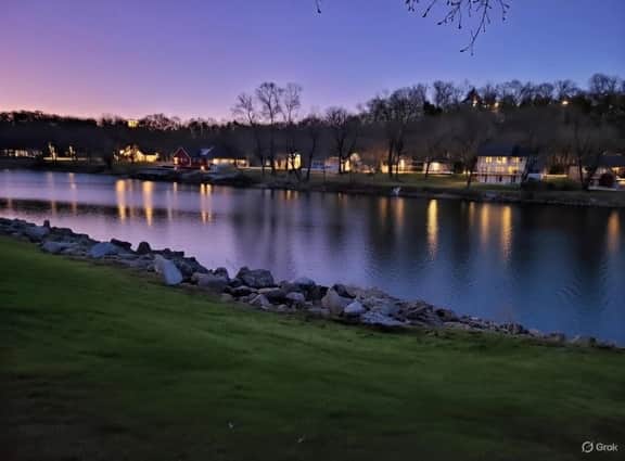 692 Walk-in Lakefront Oasis - Cozy, Calm, Scenic - Image 5