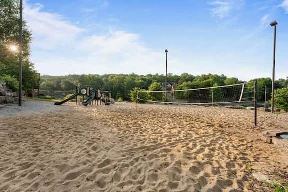 Lakeside Cabin, walk to pool, sleeps 10 - Image 2