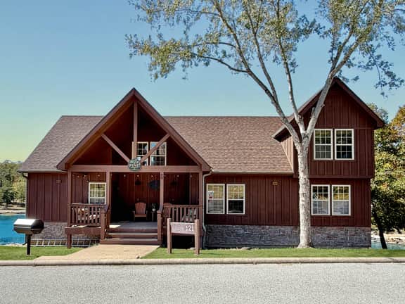 Lakeside Cabin, walk to pool, sleeps 10 - Image 5