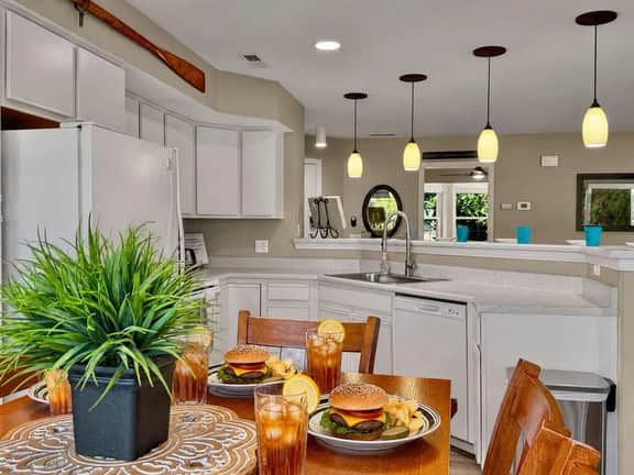 Lake view, beautiful spacious comfy - Image 2